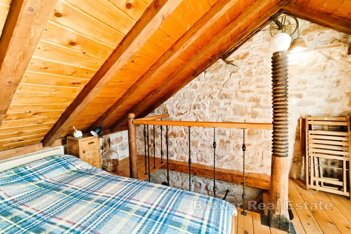 rustikalna kamena kuća s kaminom i terasom, blizina mora - slika 14