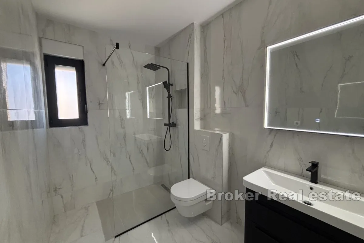 prostrani penthouse s pogledom na more - slika 11