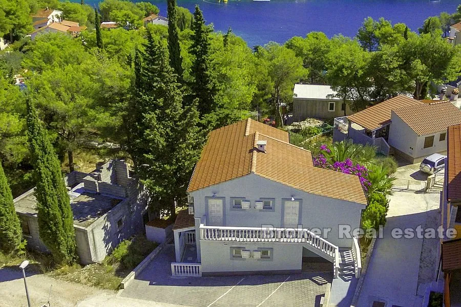 kuća u lijepoj uvali, s pogledom na more, na prodaju - slika 1