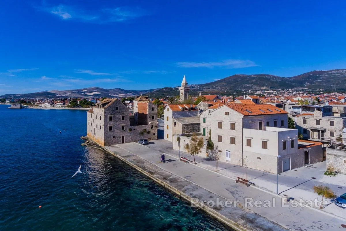 Kamena rezidencija od povijesnog značaja u prvom redu do mora - Kaštel Štafilić, Kaštela