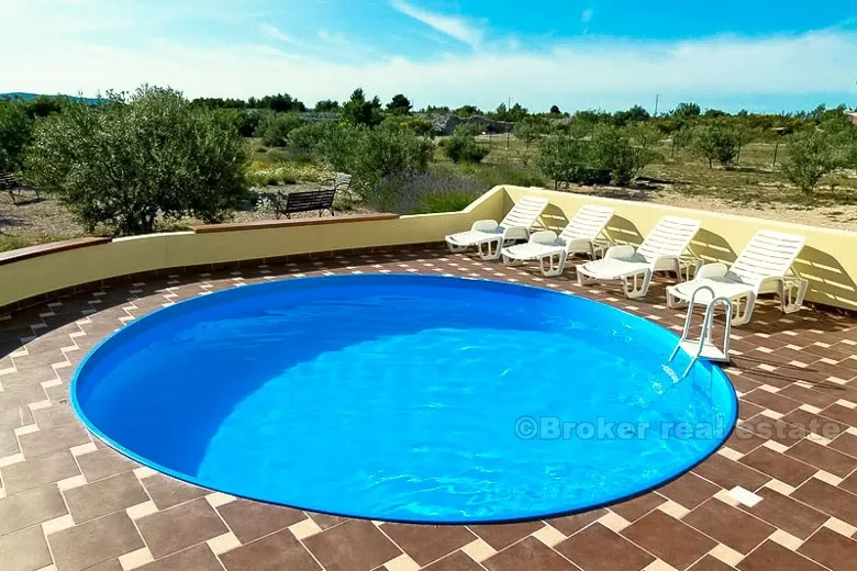 vila u neposrednoj blizini šljunčane plaže, na prodaju - slika 2