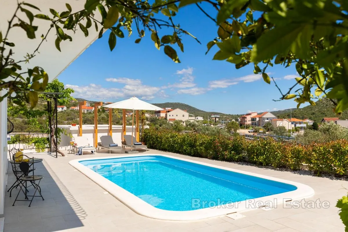 moderna vila s bazenom - slika 3