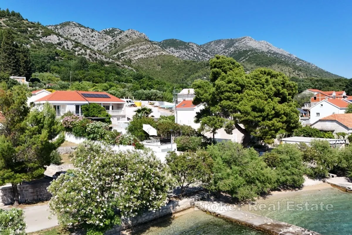 vila s bazenom u prvom redu do mora - slika 17
