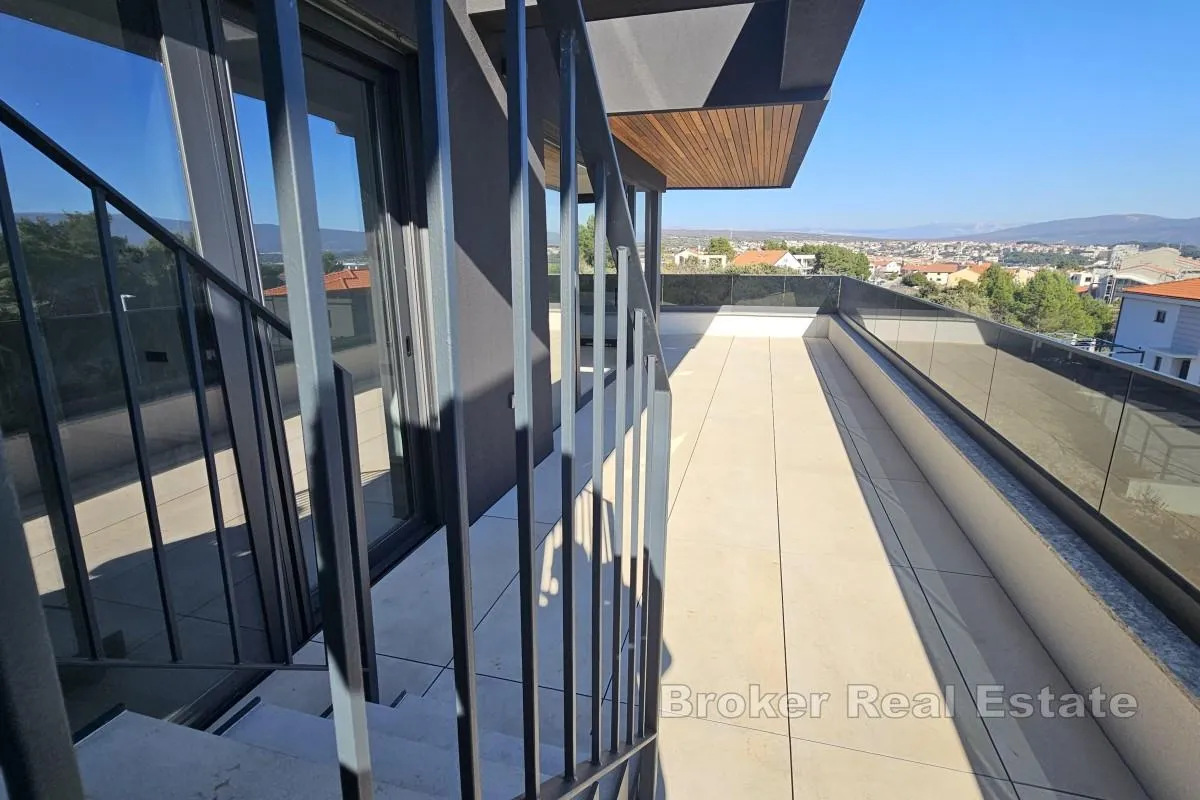 penthouse s krovnom terasom i bazenom - slika 4