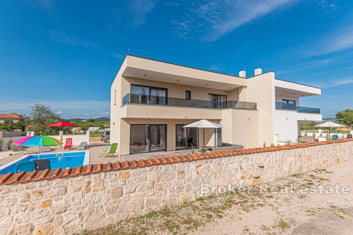 vila s bazenom - slika 4
