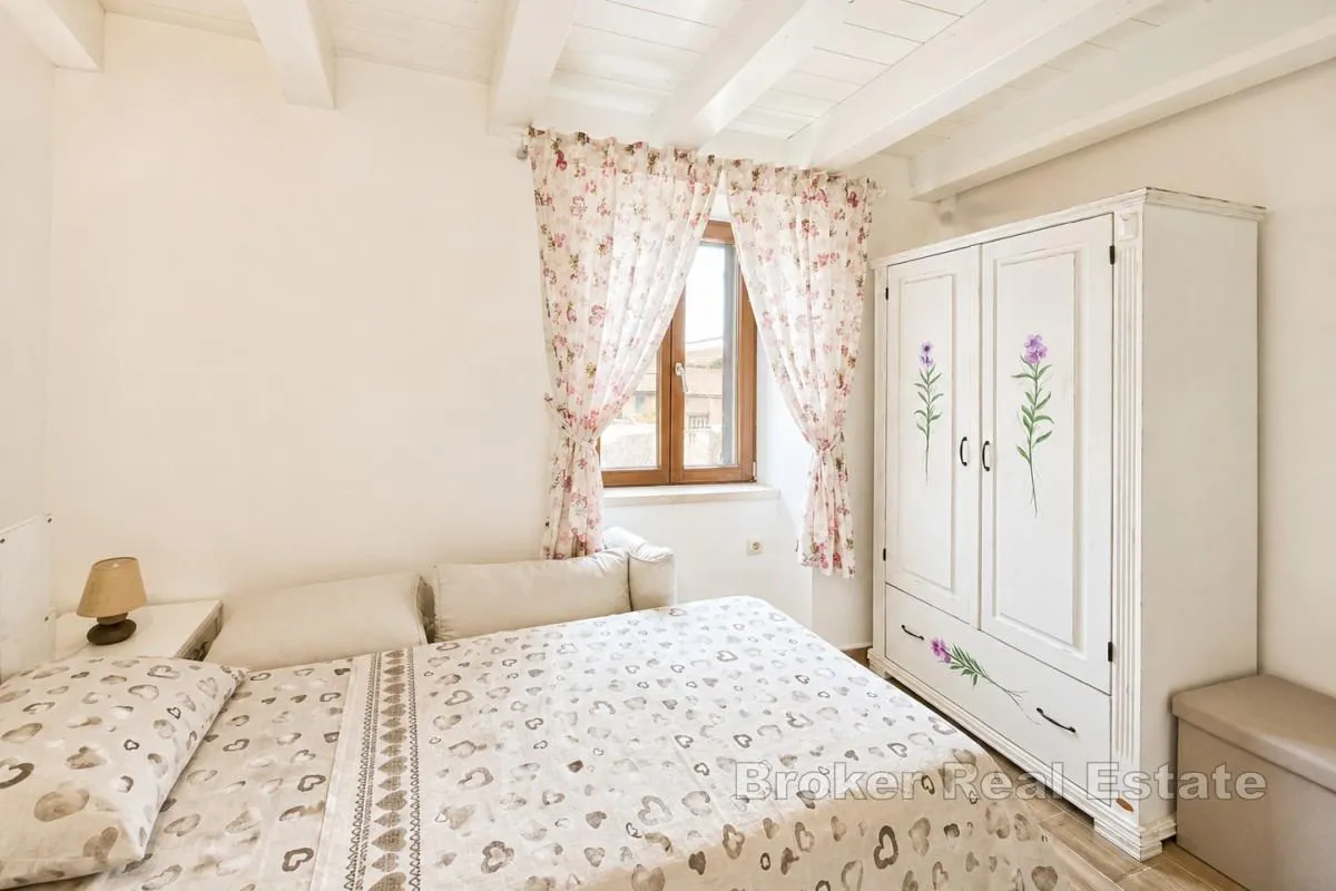 renovirana kamena kuća s bazenom - slika 15
