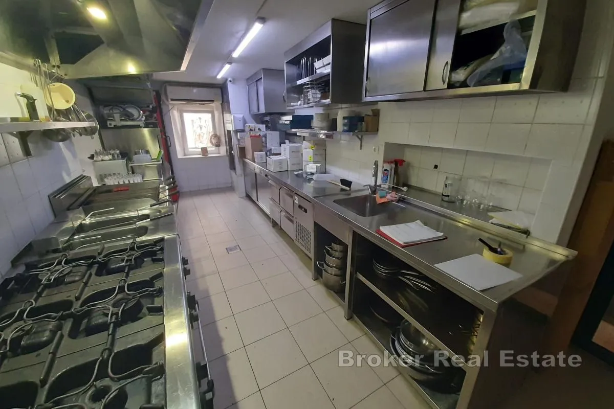 atraktivan restoran od 66 m2 u centru grada s velikom terasom - slika 2