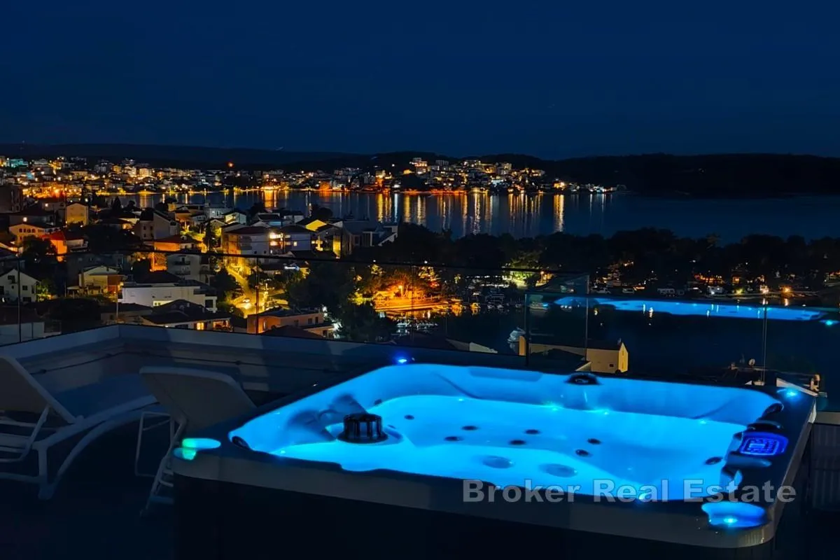 luksuzni penthouse s krovnom terasom i panoramskim pogledom na more - slika 21