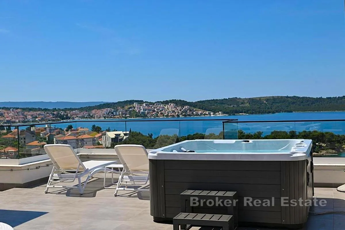 luksuzni penthouse s krovnom terasom i panoramskim pogledom na more - slika 15