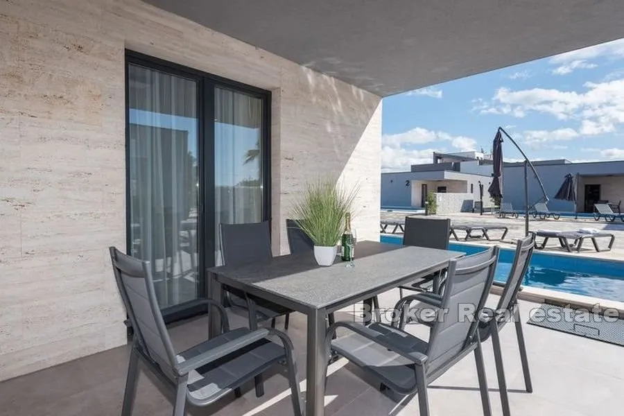 atraktivan resort s ukupno 9 vila s bazenom - slika 5