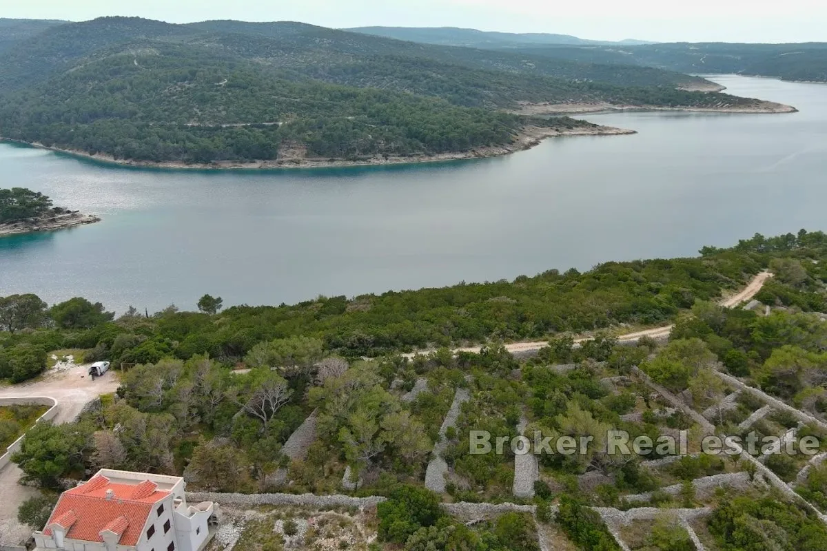 Građevinsko zemljište na atraktivnoj lokaciji - Brač, Brač