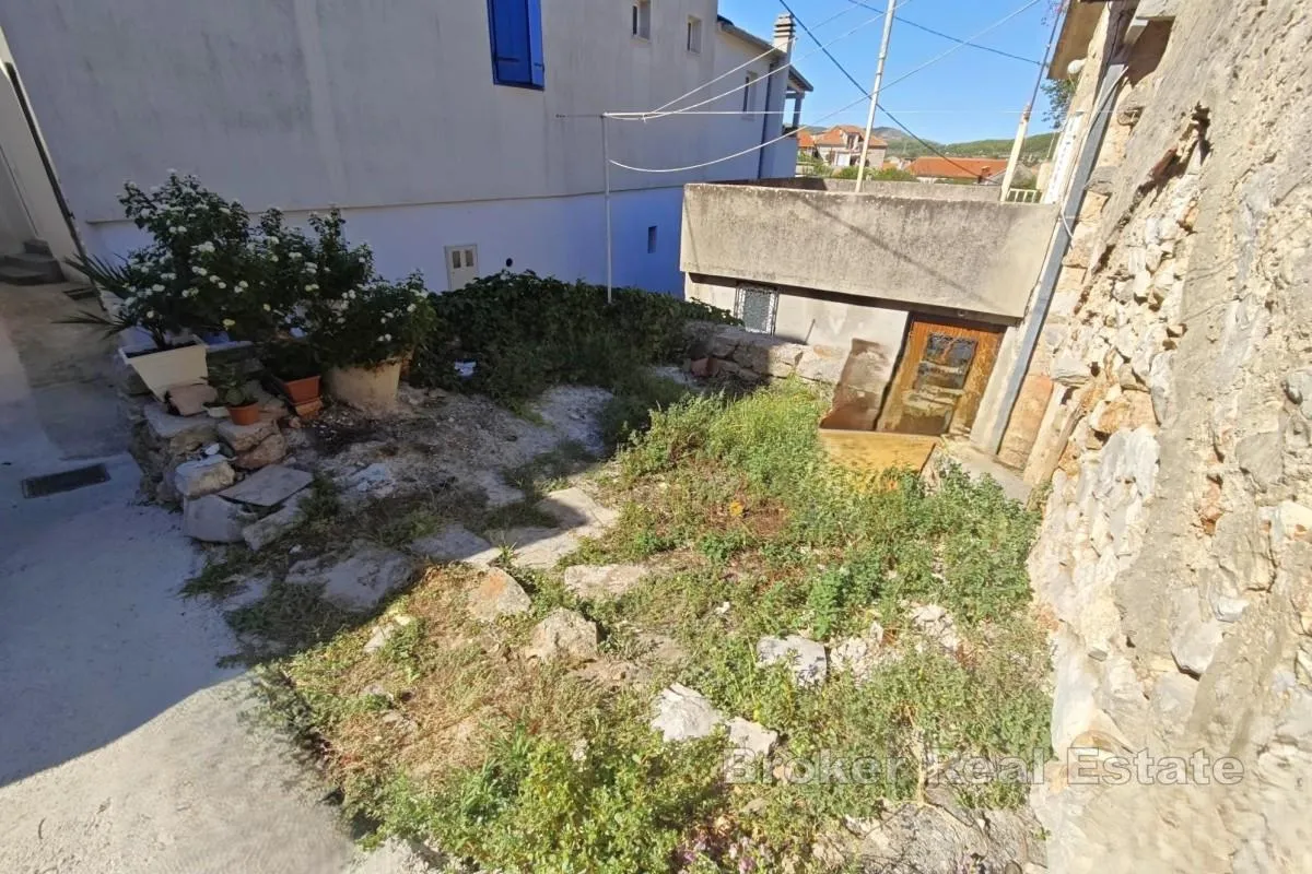 dvije kamene kuće za obnovu - centar mjesta, blizina mora - slika 5