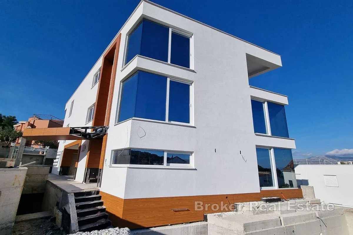 vila u visokom roh-bau stanju s tri stambene jedinice - slika 9