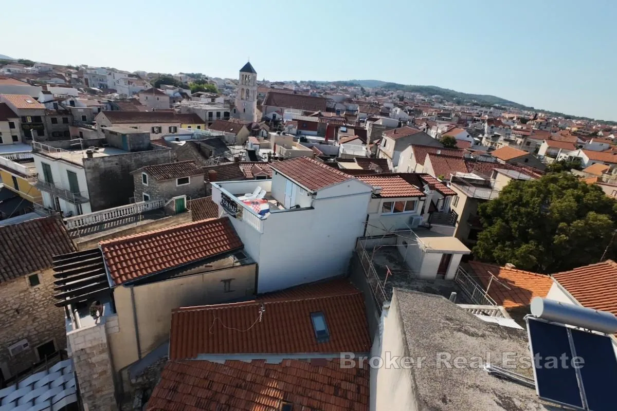apartmanska kuća u centru grada - slika 16