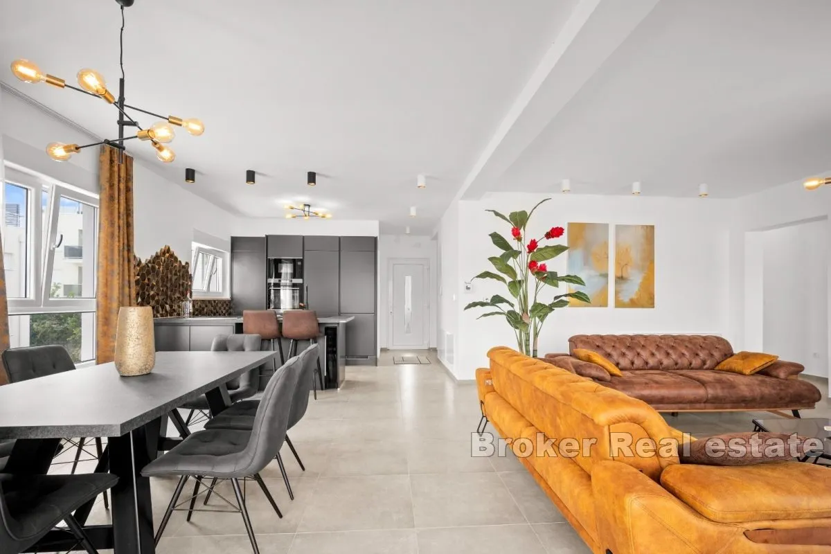 luksuzan penthouse s bazenom i prekrasnim pogledom na more - slika 5