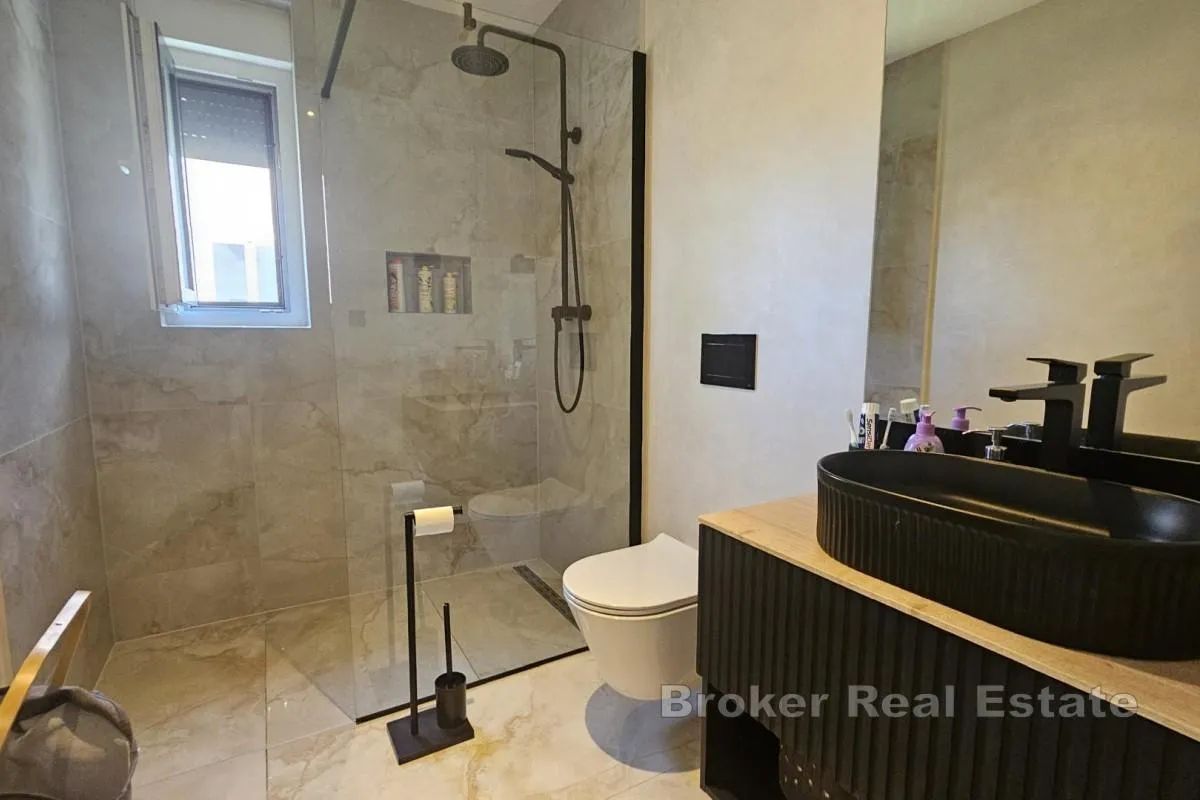 moderan apartman s okućnicom i bazenom - slika 7