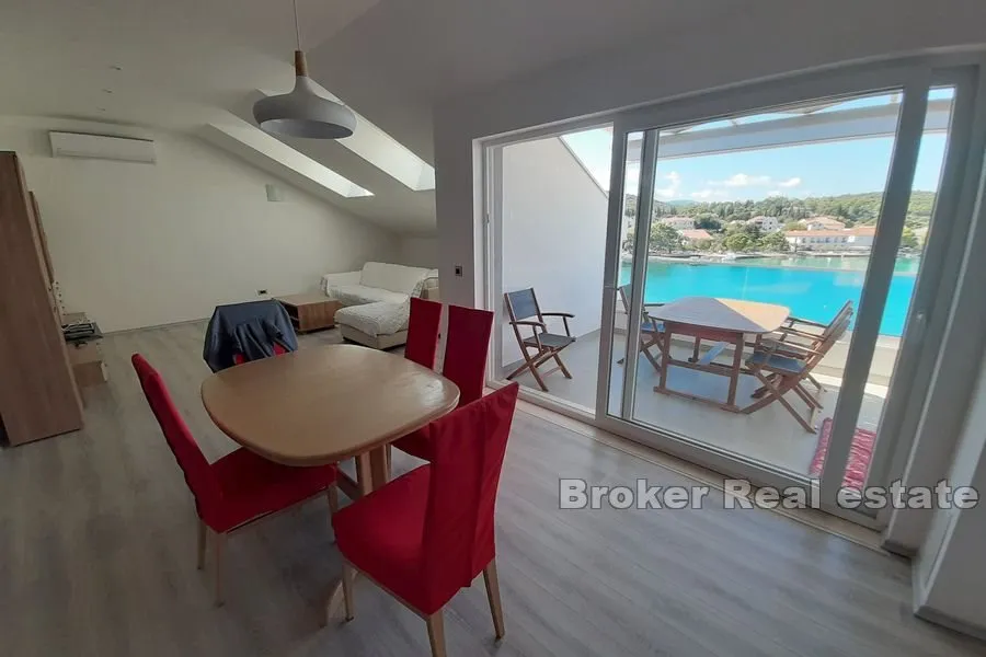 apartmanska zgrada u prvom redu do mora - slika 3