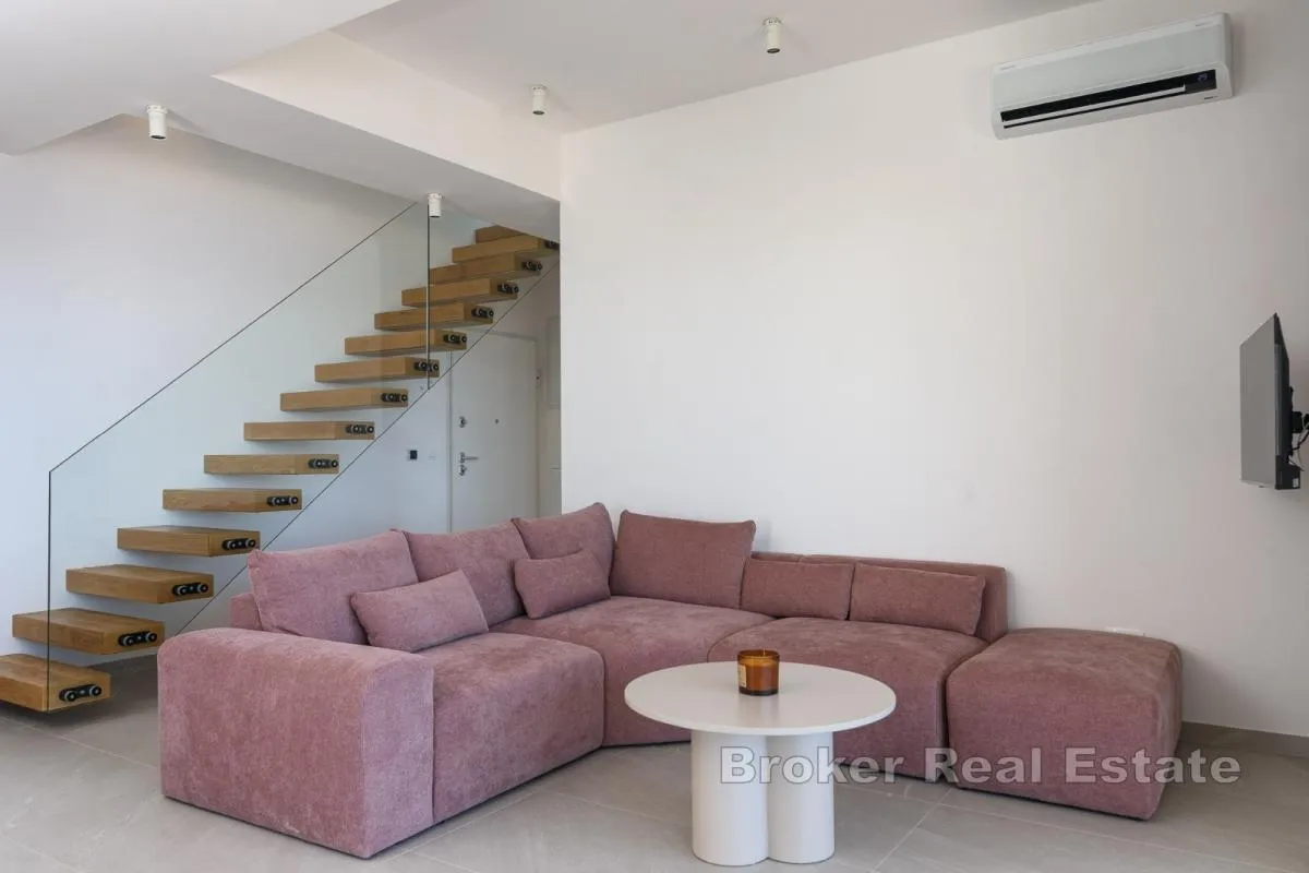 dvoetažni penthouse s bazenom i pogledom na more - slika 6