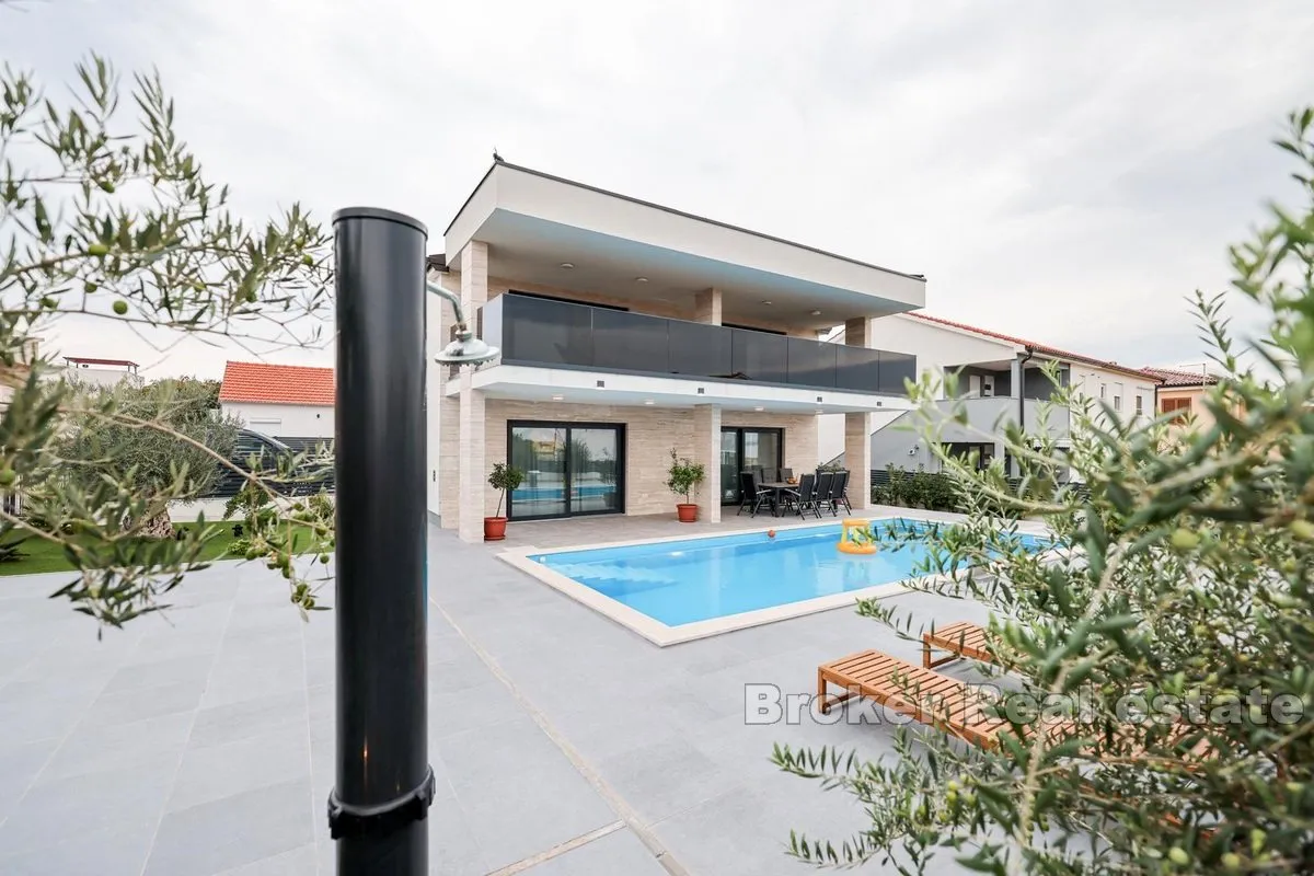 Moderna vila sa bazenom - Vir