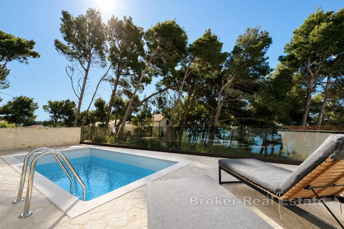 Apartman s bazenom i vrtom, 60 m od mora - Hvar