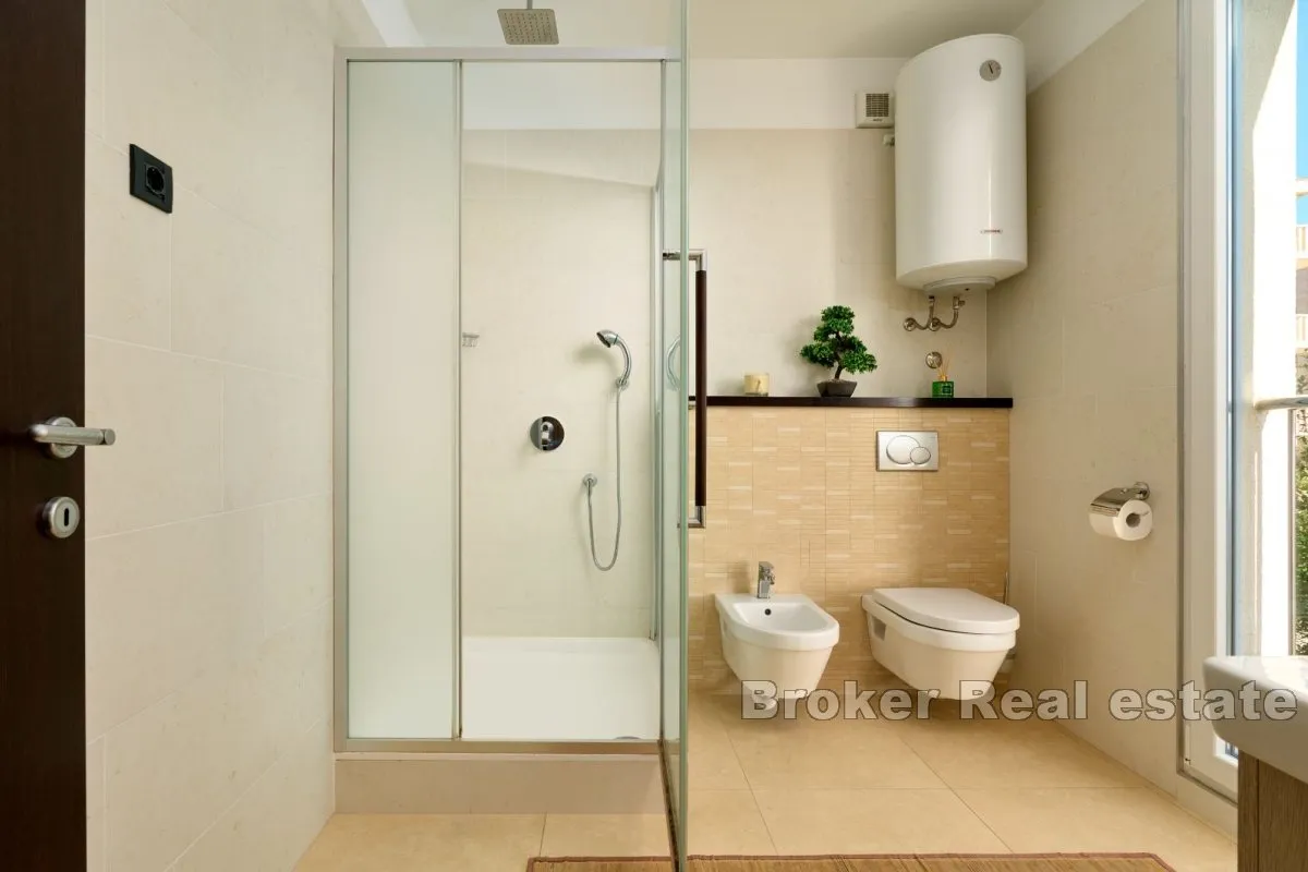predivan trosobni apartman s pogledom na more - slika 12