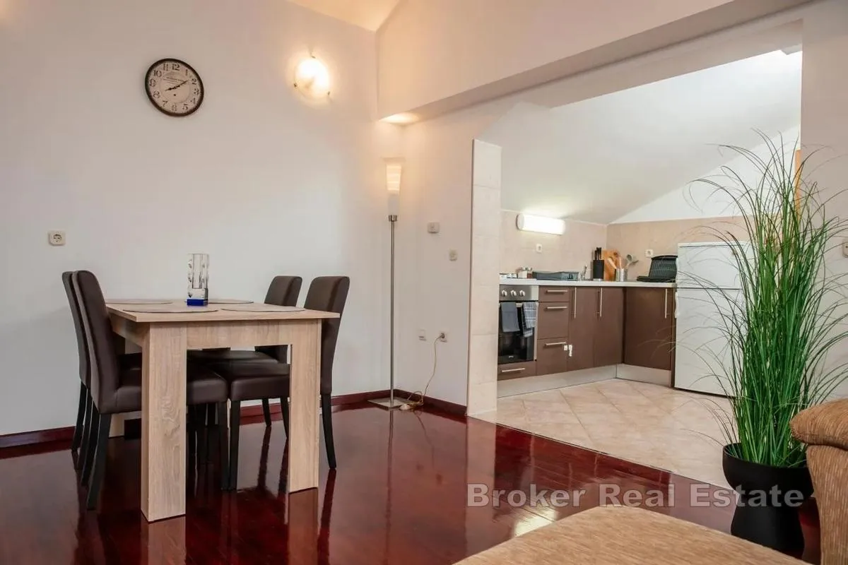 villa s apartmanima i predivnom okućnicom - slika 3