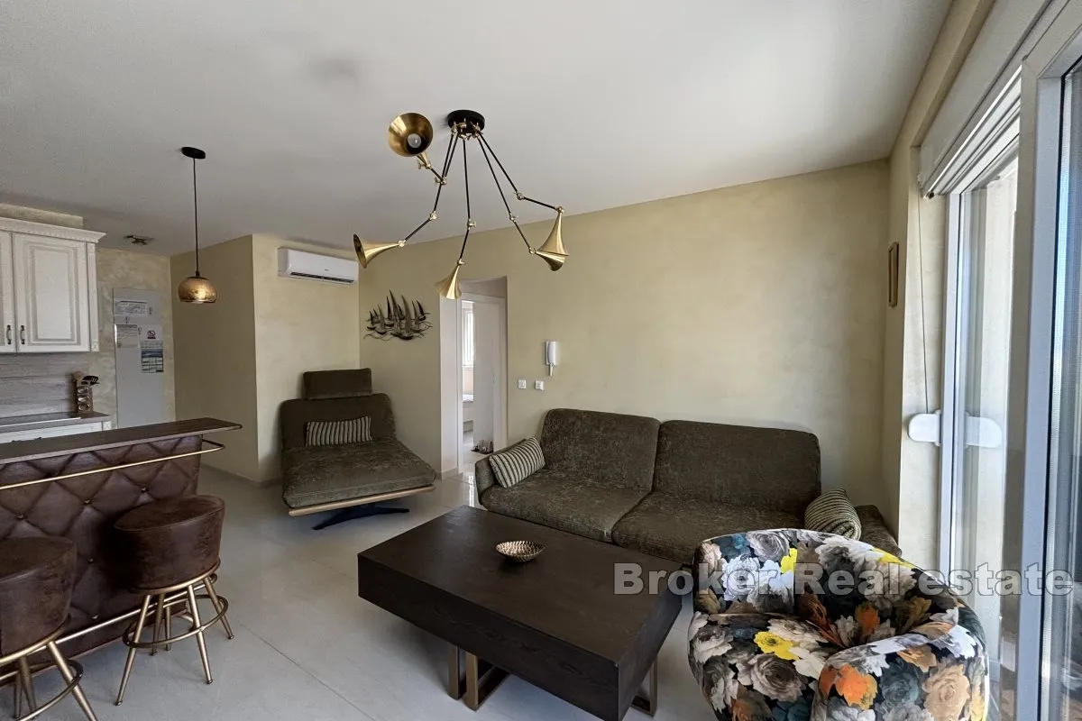 moderan apartman s djelomičnim pogledom na more - slika 2