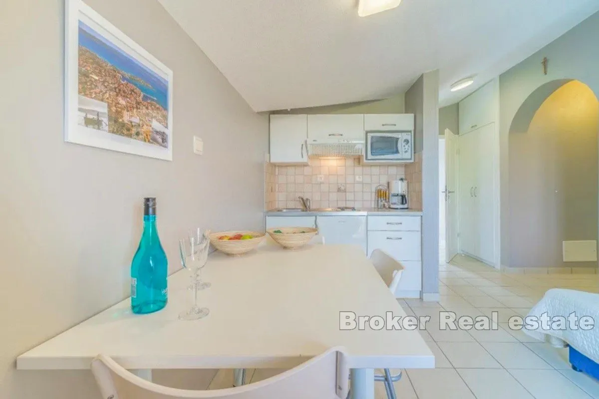 kuća s više apartmana prvi red do mora - slika 9
