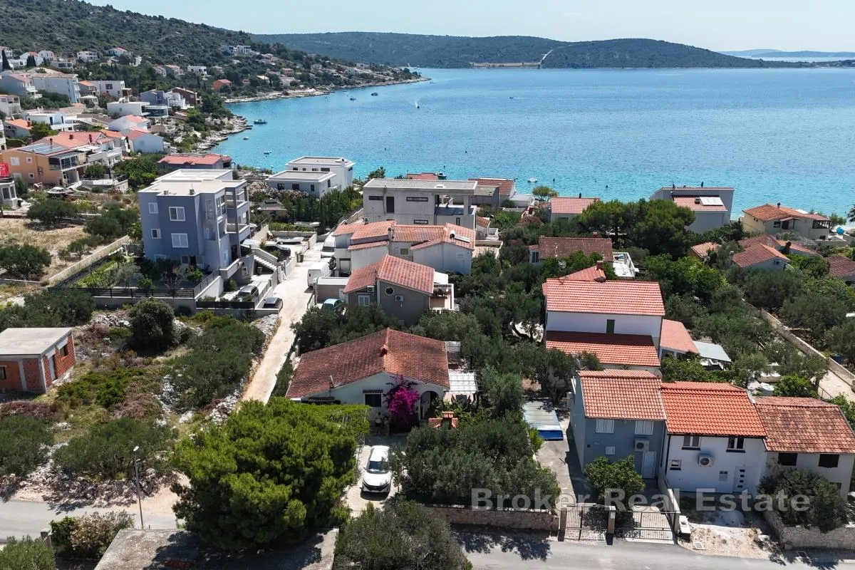 samostojeća kuća s dva stana i velikim potencijalom - slika 12