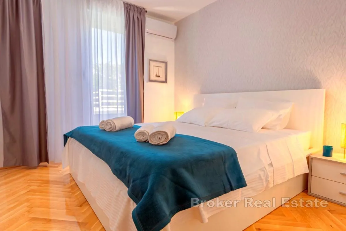 elegantni dvosobni stan s prostranim uređenim vrtom - slika 5