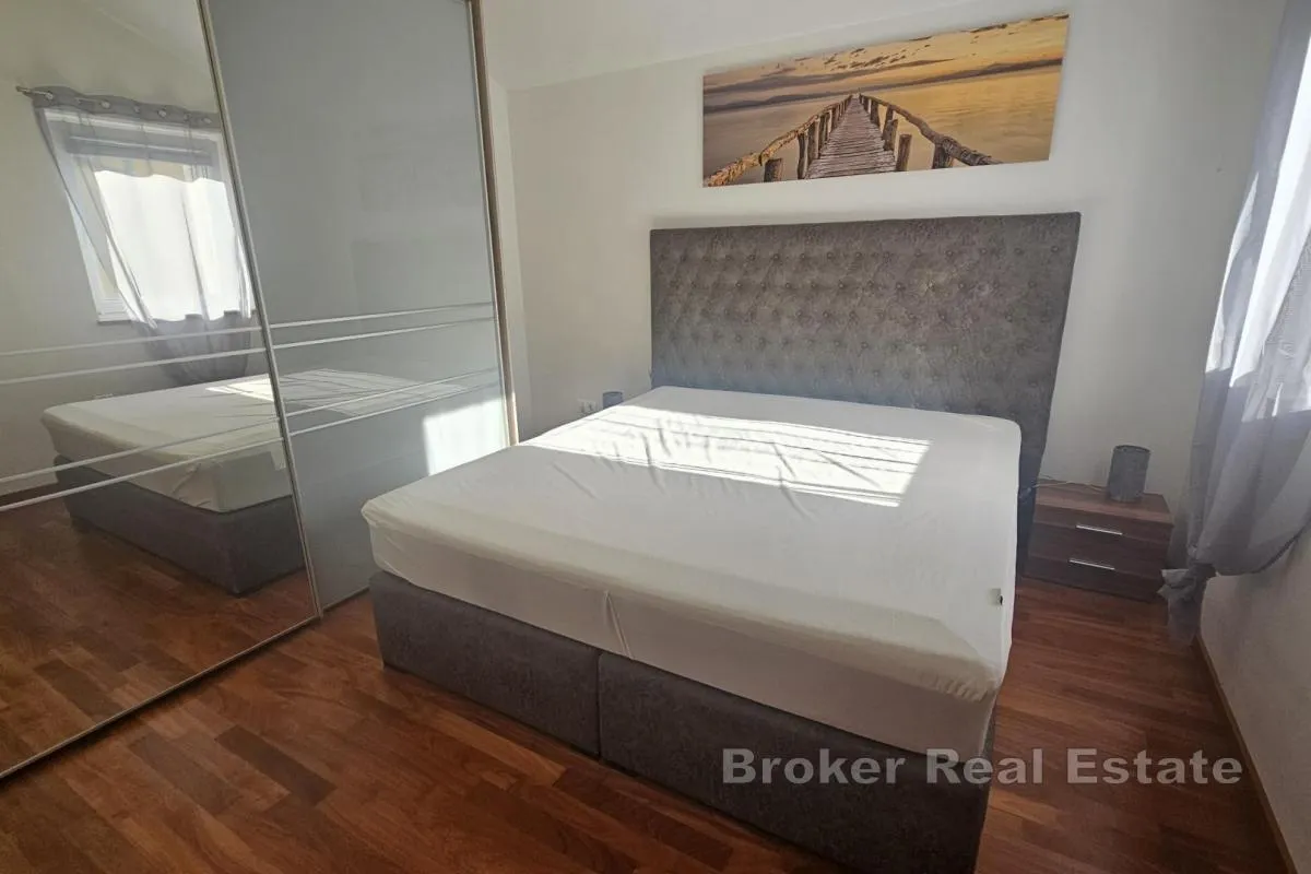 apartman s pogledom na more u mirnoj zoni - slika 10