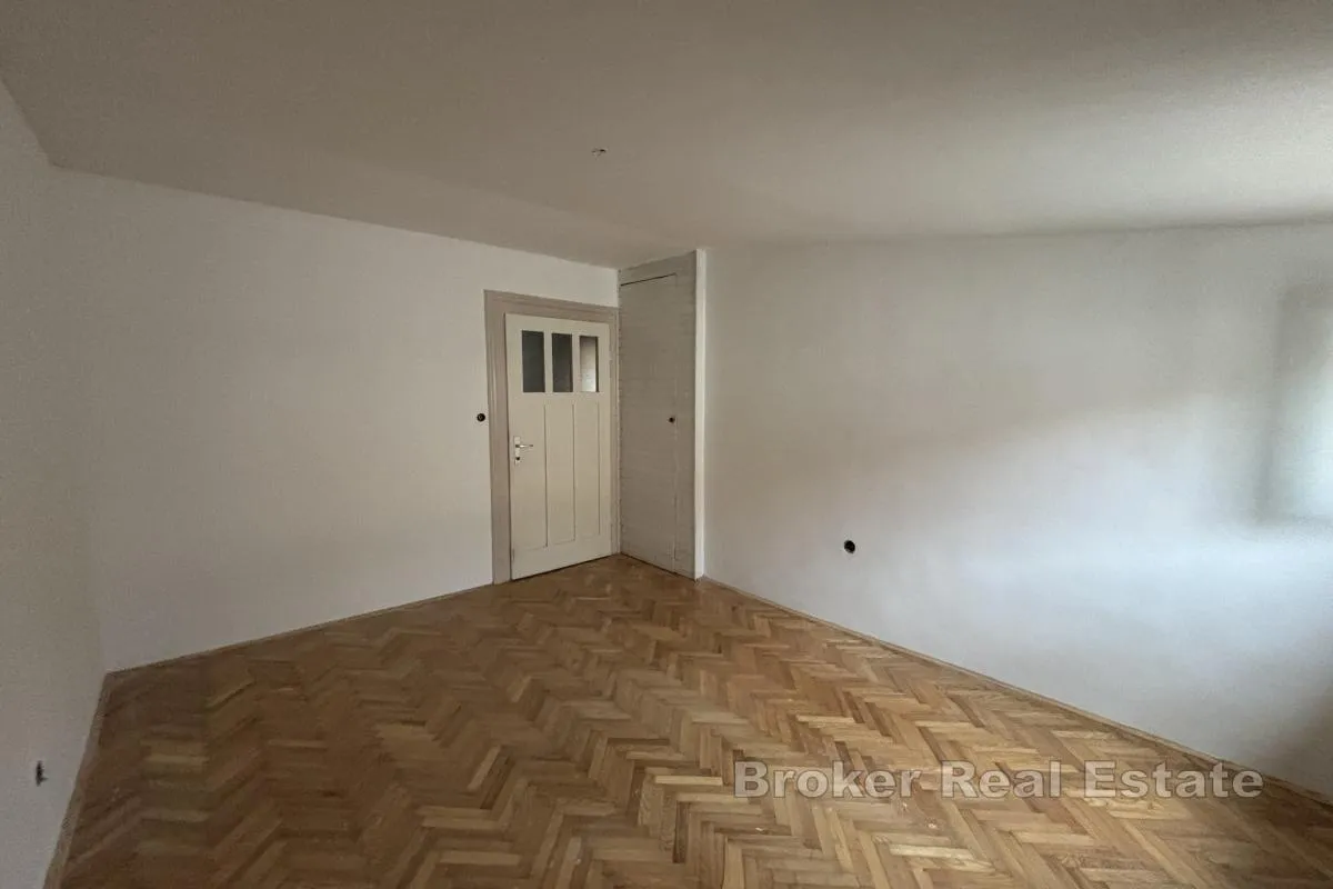 prostrani stan s terasom za renovaciju na vrhunskoj lokaciji - slika 8