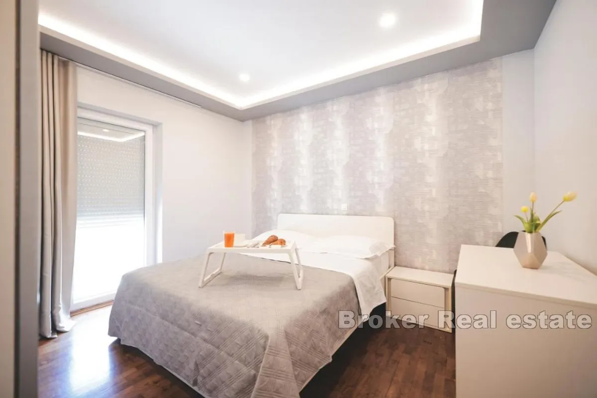 vila sa prekrasnim vrtom i bazenom u blizini centra - slika 11
