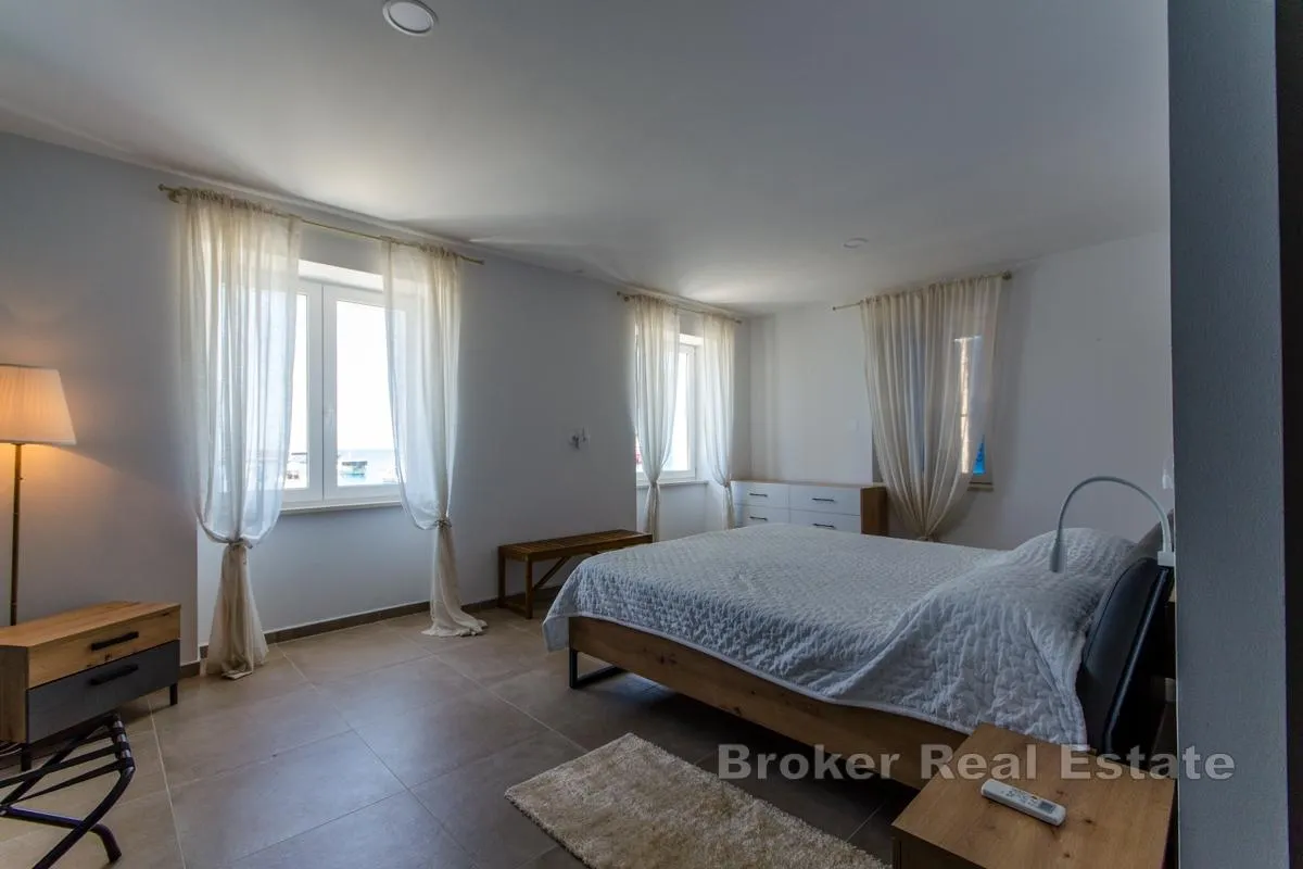 renovirana autentična kamena vila, uz more - slika 9