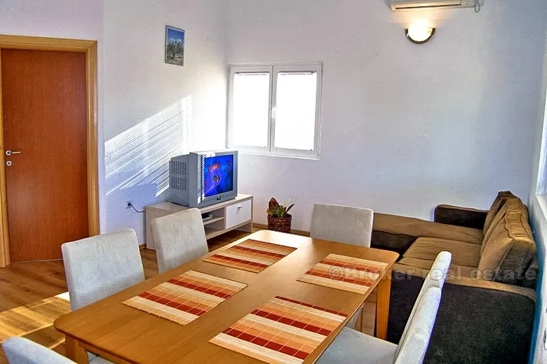 vila u neposrednoj blizini šljunčane plaže, na prodaju - slika 9