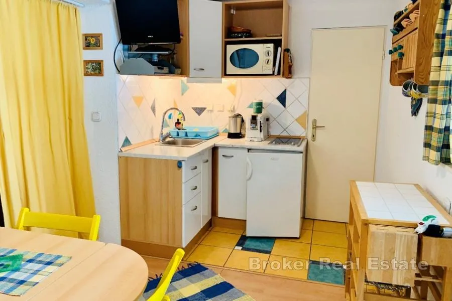 kuća s uhodanim turističkim poslovanjem i pogledom na more - slika 13