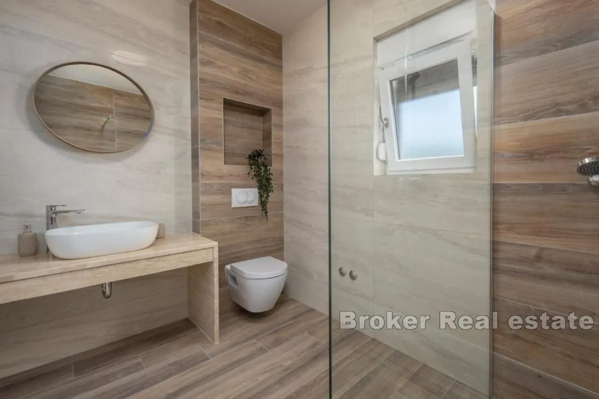 moderna kuća s dva apartmana nedaleko od mora - slika 11