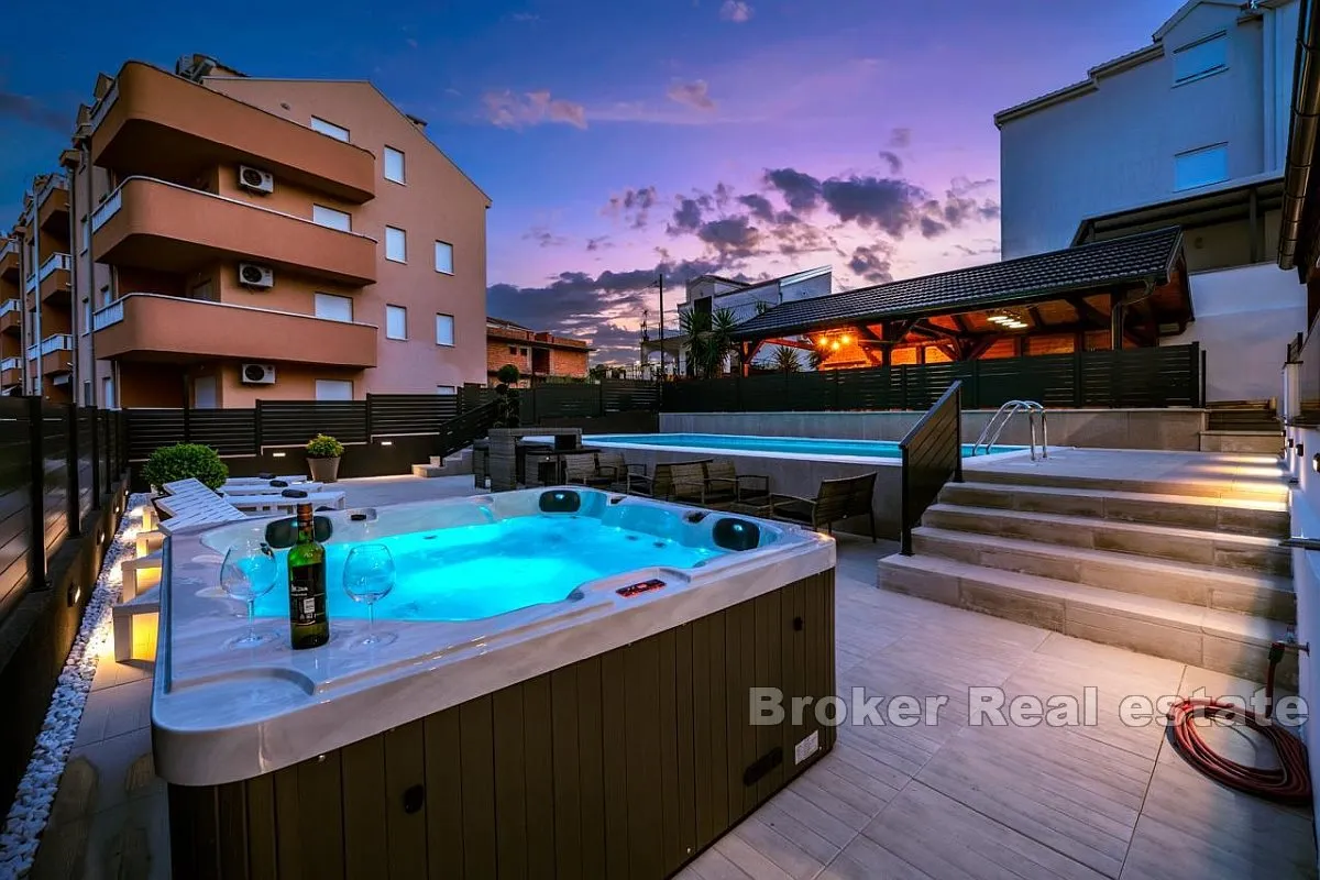 Moderna vila sa šest apartmanskih jedinica - Žedno, Trogir