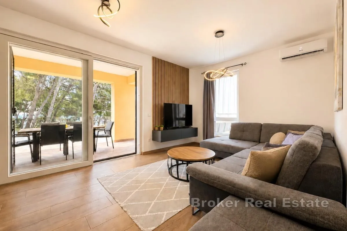apartman s bazenom i vrtom, 60 m od mora - slika 4