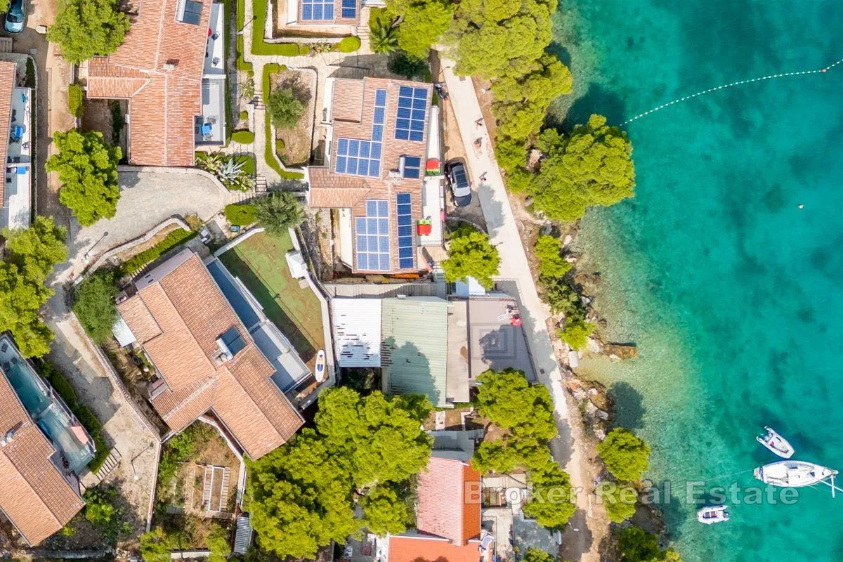 vila sa 4 apartmana i pogledom na more - slika 9