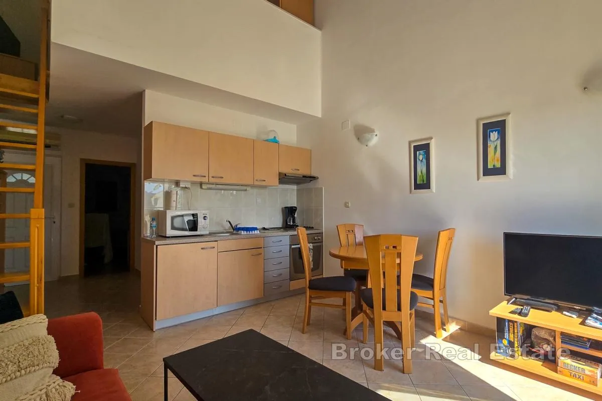 dvosobni apartman u prvom redu do mora - slika 3