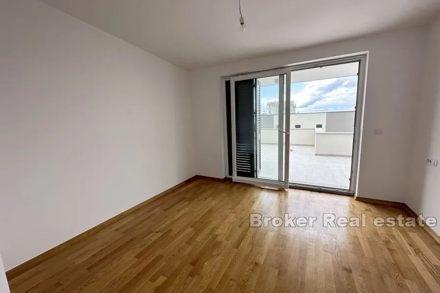 prostrani penthouse s pogledom na more - slika 3