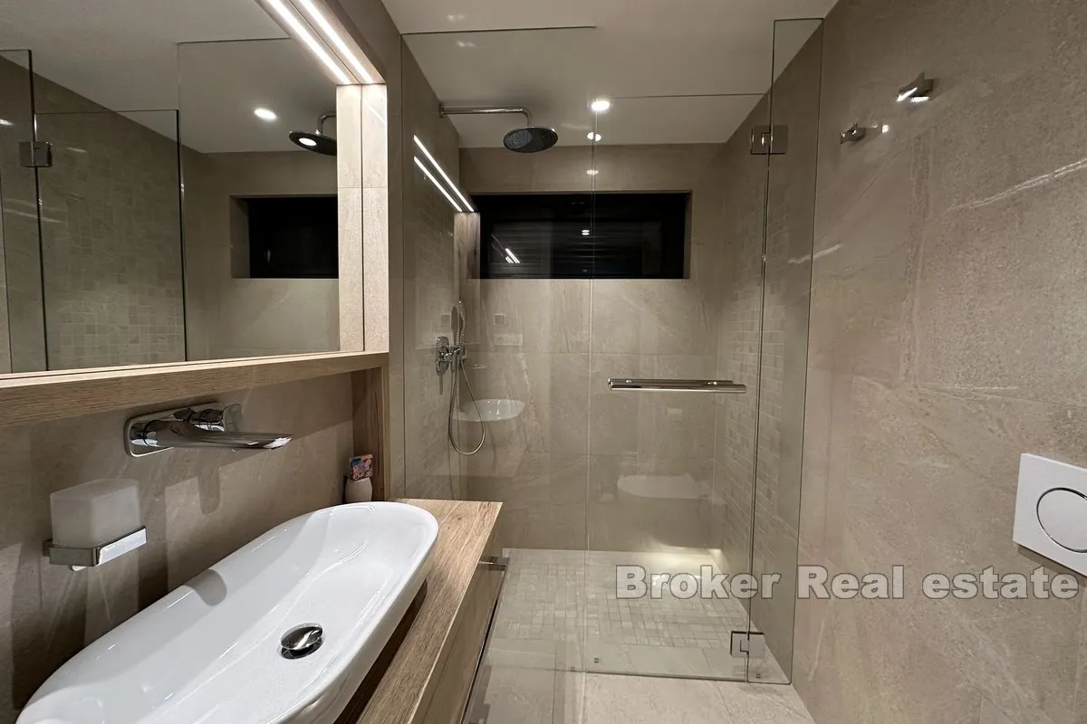 atraktivan apartman s pogledom na more - slika 7