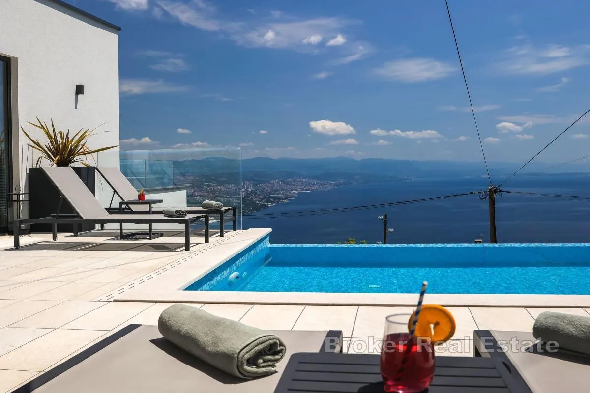 vila s bazenom i pogledom na kvarnerski zaljev - slika 8