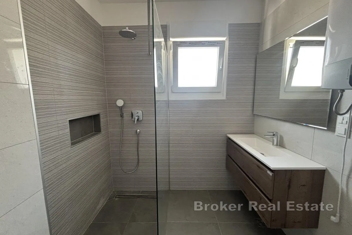 moderan apartman s vrtom i pogledom na more - slika 8