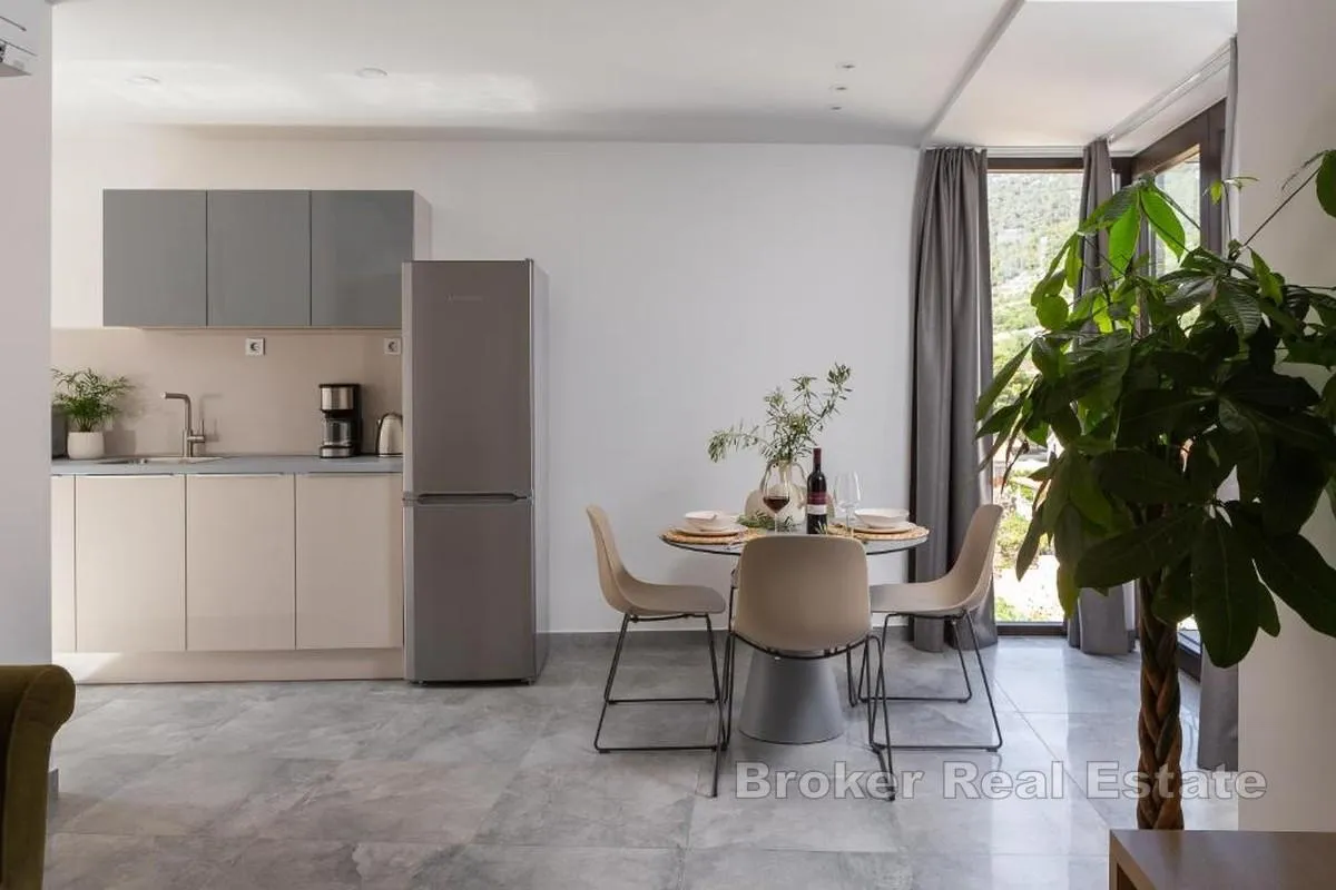 novoizgrađena kuća u centru grada - tri apartmanske jedinice i dvorište - slika 4