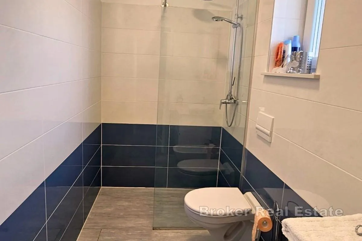 duplex kuća s bazenom i velikom okućnicom - slika 9