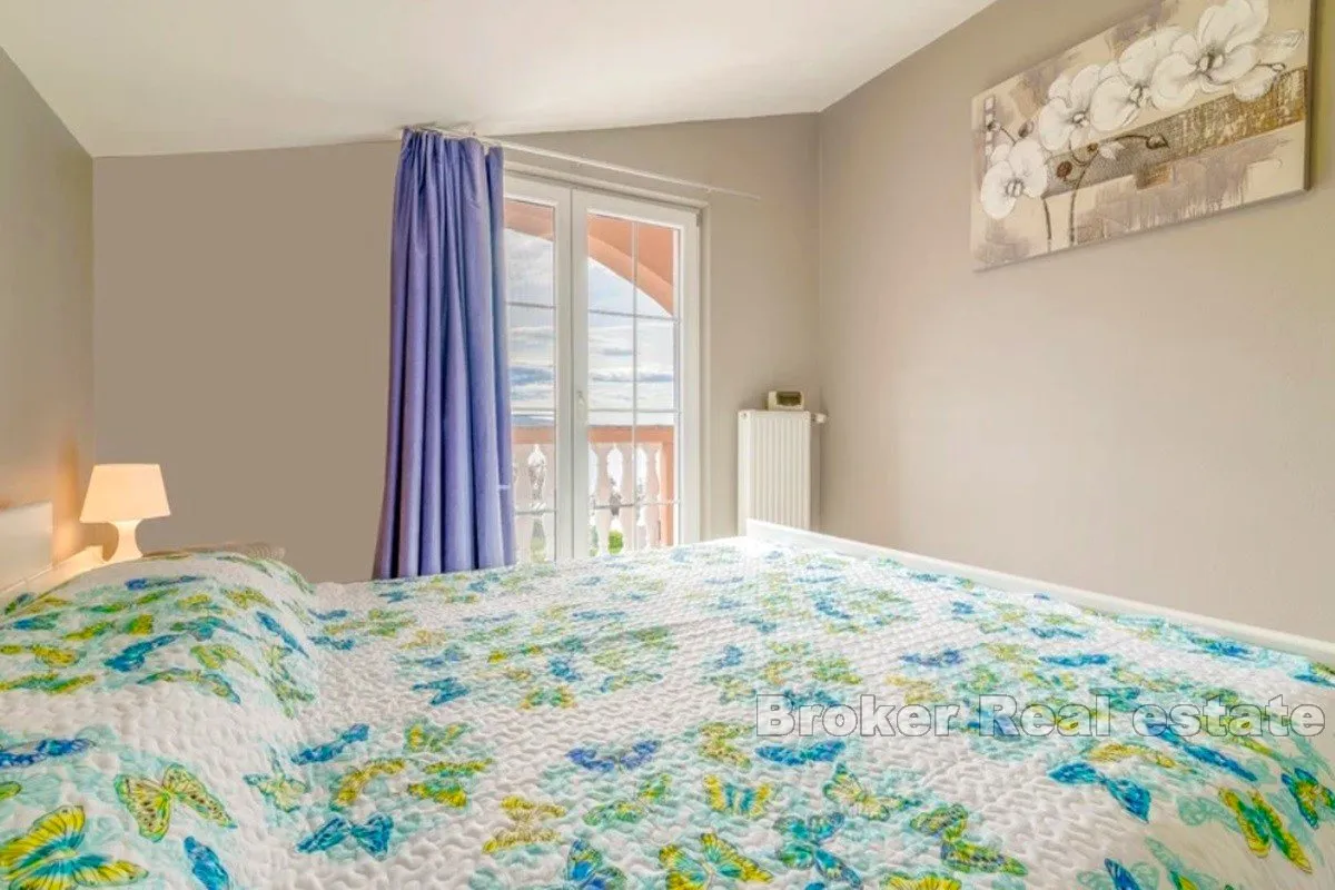 kuća s više apartmana prvi red do mora - slika 13