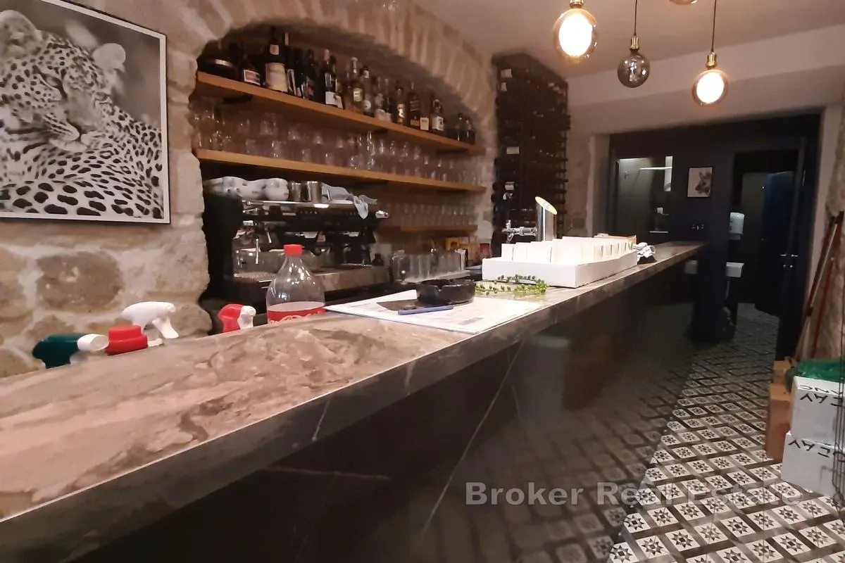 atraktivan restoran od 66 m2 u centru grada s velikom terasom - slika 4