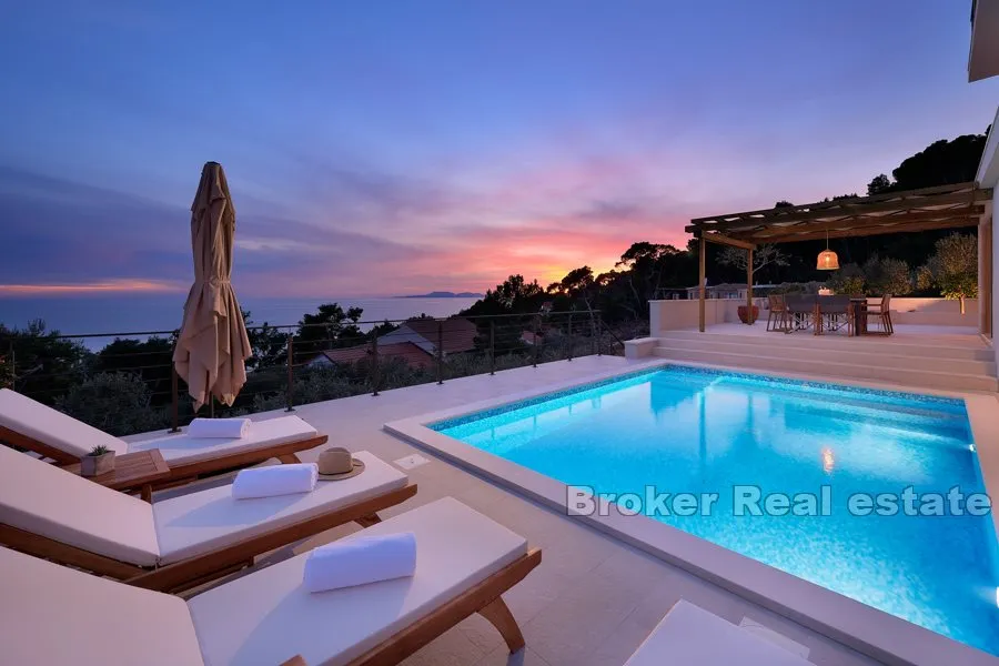 vila s bazenom i pogledom na more - slika 8